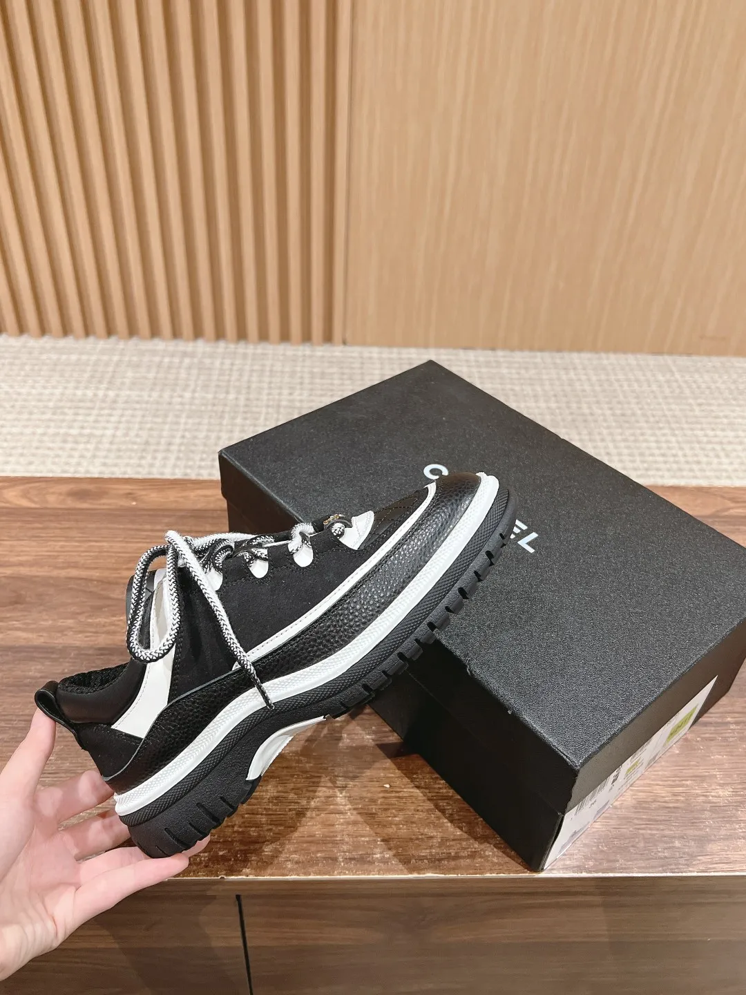 👟👟Ex-factory price 560👟👟 𝐂𝐇𝐀𝐍𝐄𝐋 Chanel’s new Milan catwalk sneakers, double C square round toe lace-up casual shoes, trendy shoes. This style is definitely Xiaoxiang’s hottest thing this season. You can’t buy this series at the counter. I wish I could weld it on my feet. It’s easy to wear and unique. It’s different from the previous style. It doesn’t have a big logo. Low-key and high-end. The light British-style square toe and the softness of the rhombus are perfectly blended together. There is a feeling that 1️⃣➕1️⃣ is greater than 3. The classic contrasting color combination is brilliant and not obtrusive. It can be paired with short skirts, shorts, denim, and trendy clothes. The sense of fashion is instantly improved by several levels. Upper: cowhide stitched with suede. Inner: breathable mesh. Sole: Original molded 𝐓𝐏𝐔 outsole Heel height: 4𝐂𝐌 Size: 35-40
